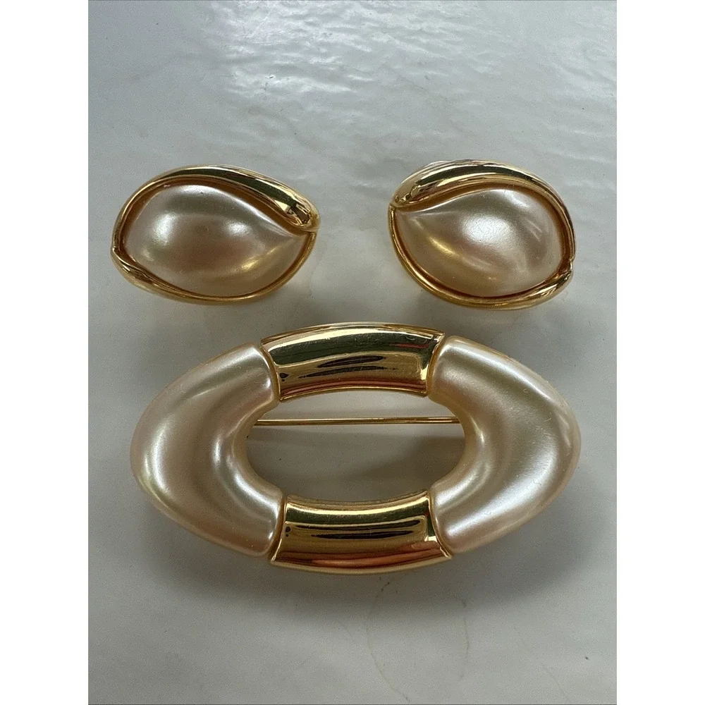 Vtg 60s Napier Oval Gold and Pearl Toned Resin Brooch Pin And Earring Set #155